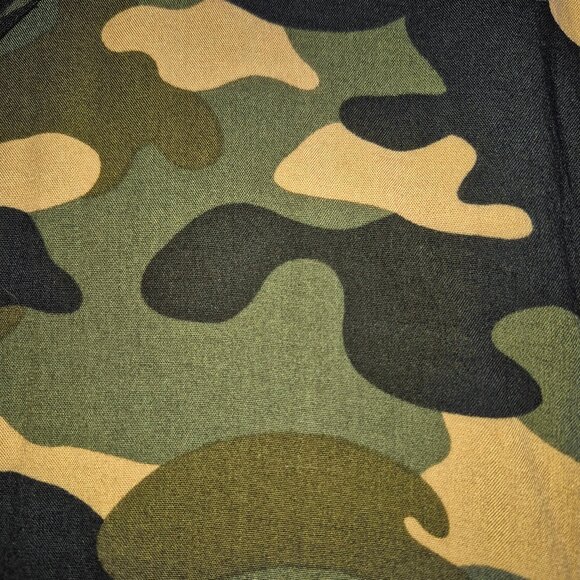 H&M Divided camo light button up shirt - Picture 6 of 9